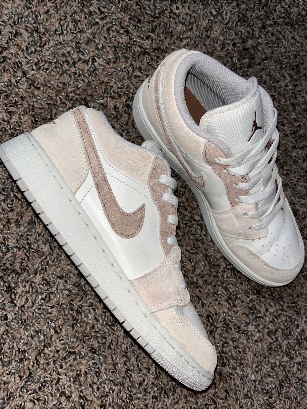 Jordan Low-Top Sneakers in White and Light Beige/Pink Suede